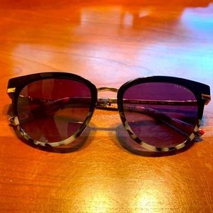 Beautiful woman sunglasses, good condition no scratches 🎈♥️on sale